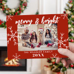 Cartes Pour Fêtes Annuelles Joyeux et lumineux Photo Red Snowflakes Noël<br><div class="desc">Photo de famille minimaliste moderne Joyeux et carte de vacances de Noël brillante. Caractéristiques élégante police de script de calligraphie Merry & Bright et flocons de neige. Personnalisez votre nom de famille et votre année pour une carte de Noël personnalisée.</div>