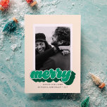 Cartes Pour Fêtes Annuelles Joyeux Green Retro Script Photo de Noël<br><div class="desc">Cette carte de Noël d'inspiration rétro présente le mot joyeux en écriture verte au bas d'une photo sur le devant. L'arrière de la carte a de l'espace pour une deuxième photo. Customisez-le avec un bref salut personnel,  votre nom et l'année.</div>