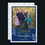 Cartes Pour Fêtes Annuelles Joyeux Hanoukka Dark Blue Photo Holiday<br><div class="desc">Cette carte Hanoukka présente une photo carré et un texte manuscrit tendance "Happy Hanoukka" sur un arrière - plan bleu foncé. Le design est accentué de feuilles bleu clair.</div>