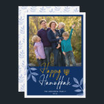 Cartes Pour Fêtes Annuelles Joyeux Hanoukka Dark Blue Photo Holiday<br><div class="desc">Cette carte Hanoukka présente une photo carré et un texte manuscrit tendance "Happy Hanoukka" sur un arrière - plan bleu foncé. Le design est accentué de feuilles bleu clair.</div>