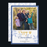 Cartes Pour Fêtes Annuelles Joyeux Hanoukka White Photo Holiday<br><div class="desc">Cette carte de voeux Hanoukka présente une photo carré et un texte manuscrit tendance "Happy Hanoukka" sur un arrière - plan blanc avec une bordure bleu foncé. Le design est accentué de feuilles bleu clair et d'une menorah dorée.</div>