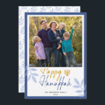 Cartes Pour Fêtes Annuelles Joyeux Hanoukka White Photo Holiday<br><div class="desc">Cette carte de voeux Hanoukka présente une photo carré et un texte manuscrit tendance "Happy Hanoukka" sur un arrière - plan blanc avec une bordure bleu foncé. Le design est accentué de feuilles bleu clair et d'une menorah dorée.</div>
