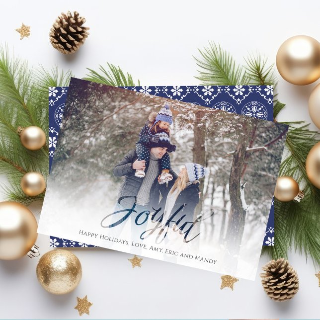 Cartes Pour Fêtes Annuelles Joyeux Joyeux Script Bleu Blanc Flocon de neige 1  (Christmas "Joyful" Holiday photo card with a white feathered edge. )