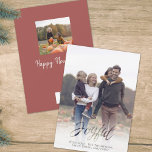 Cartes Pour Fêtes Annuelles Joyeux Joyeux Script Red Winter Flocon de neige 1<br><div class="desc">un script Joyful simple dans un style de calligraphie simple. Cette Carte Photo de Noël a une bordure blanche avec un effet flou plume et le mot Joyful est découpé. Votre photo ou image s'insère sous ce graphique pour créer un effet superposé. Avec un élégant motif nordique de flocon de...</div>