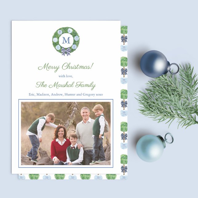 Cartes Pour Fêtes Annuelles Joyeux Monogramme de Noël Aquarelle Boxwood Wreath (Preppy boxwood with blue bow chinoiserie holiday photocard design)