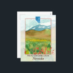 Cartes Pour Fêtes Annuelles Joyeux Noël du Nevada Winter Desert<br><div class="desc">Joyeux voeux de Noël du Nevada avec une aquarelle illustration d'une vue du désert d'hiver avec des plantes du désert à la brosse à sagebrush, des collines dorées roulantes, et des taches de neige dans les montagnes bleues lointaines accentuées d'un plante d'hiver rouge et la forme de l'état peint à...</div>