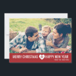 Cartes Pour Fêtes Annuelles Joyeux Noël et Bonne année Photo Greeting<br><div class="desc">Un voeu moderne pour un Joyeux Noël & un Joyeux Nouvel An est envoyé avec ce design de typographie contemporaine avec une bordure inférieure de rouge festif. Un accueil simple, mais charmant à envoyer à la famille et aux amis en cette période de vacances. Au verso, vous pouvez ajouter votre...</div>