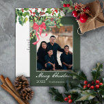Cartes Pour Fêtes Annuelles Joyeux Noël Holly et Berry Green Photo<br><div class="desc">Elégante simplicité dans ce bouquet de croix d'aquarelle sainte et de baies avec un ruban rouge, votre photo et l'accueil "Joyeux Noël". Ajoutez simplement votre nom de famille et l'année sur le devant et votre message unique (ou supprimez du texte dans les champs modèles) sur le dos. Conception composite par...</div>