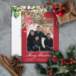 Cartes Pour Fêtes Annuelles Joyeux Noël Holly et Berry Green Photo<br><div class="desc">Elégante simplicité dans ce bouquet de croix d'aquarelle sainte et de baies avec un ruban rouge, votre photo et l'accueil "Joyeux Noël". Ajoutez simplement votre nom de famille et l'année sur le devant et votre message unique (ou supprimez du texte dans les champs modèles) sur le dos. Conception composite par...</div>