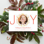Cartes Pour Fêtes Annuelles Joyeux Noël Joie Fête Photo Wreath<br><div class="desc">Célébrez la saison avec cette belle carte avec votre photo encadrée par le mot "JOY". Le O est entouré d'une couronne de baies et de brindilles. Amusant,  festif et unique - la carte parfaite pour envoyer des voeux de vacances chaudes.</div>