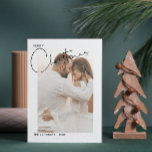 Cartes Pour Fêtes Annuelles Joyeux Noël manuscrit 2 Photo Premiers Noël<br><div class="desc">Cette belle et moderne Joyeux Noël à la main Nom 2 Photo Christmas Holiday Card présente votre photo mariage verticale derrière une bordure blanche. La photo a un filtre noir et blanc appliqué, pour créer un look noir et blanc pour la carte. Vous pouvez désactiver le filtre, si vous préférez....</div>