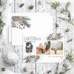 Cartes Pour Fêtes Annuelles Joyeux Noël noir Pinecone hiver Botanique Ho<br><div class="desc">Voici notre joyeux Noël noir Pinecone Calligraphie Botanique Photo Holiday Card! Cette belle carte comprend trois de vos photos préférées, parfaitement arrangée avec un agencement tendance et ample d'éléments botaniques comme les cônes de pin et les baies. La calligraphie lettrée à la main ajoute une touche de charme et d'élégance,...</div>