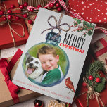 Cartes Pour Fêtes Annuelles Joyeux Noël Photo Bauble Style Vintage unique<br><div class="desc">Offrez-leur un Joyeux Noël avec des cartes de voeux uniques de style vintage. Placez votre photo préférée dans ce carte photo adorable de Noël et ajoutez votre nom et l'année. La photo apparaîtra suspendue à l'intérieur de l'adorable bauble, avec un petit oiseau cardinal rouge sur une branche et une police...</div>