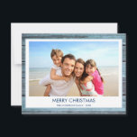 CARTES POUR FÊTES ANNUELLES JOYEUX NOËL PHOTO EN BOIS RUSTIQUE PLAGE<br><div class="desc">Carte de Noël familiale de plage côtière en bois bleu rustique. L'image et le nom de la famille peuvent être remplacés sur cette simple carte de Noël de vacances à la plage ou de vacances côtières pour la famille.</div>