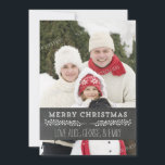 Cartes Pour Fêtes Annuelles Joyeux Noël Rustique Chalkboard Vintage Photo<br><div class="desc">Joyeux nom et carte photo personnalisable de noël dans motif de tableau de bord rustique avec détails vintages et texte de style lettré à la main. Ajoutez votre texte personnalisé à cette carte pour créer une photo de Noël unique saluant cette période de fêtes pour les amis et la famille....</div>