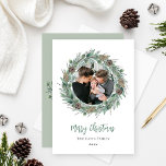 Cartes Pour Fêtes Annuelles Joyeux Noël Rustique Green Wreath Photo<br><div class="desc">L'élégant design carte photo de vacances "Joyeux Noël" est doté d'une couronne ronde rustique chic de verdure d'hiver aquarelle encadrant le tableau de famille et accusant la formulation moderne vert et gris charbon. Personnalisez avec votre nom de famille et l'année. Inclut un message supplémentaire avec les noms des membres de...</div>