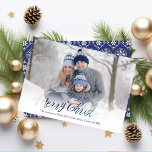 Cartes Pour Fêtes Annuelles Joyeux Noël Script Marine Blue Snowflake 1 Photo<br><div class="desc">un simple Joyeux script de Noël découpé dans la bordure blanche. Un script de calligraphie simple et élégant. Ce design classique dispose d'un fond de saignement complet et contient 1 photo. Un simple côté rouge rayé à l'arrière. Un design fantaisiste et festif.</div>
