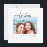 Cartes Pour Fêtes Annuelles Joyeux Noël Script moderne minimaliste Photo<br><div class="desc">Design de typographie minimaliste moderne,  photo centrale horizontale unique,  carte de Noël. Caractéristiques,  écriture bleu moderne "Noël" et coordination de l'appui couleur bleu solide. Lignes de texte modèles pour votre nom et votre année.</div>