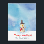 Cartes Pour Fêtes Annuelles Joyeux Noël Snowman Agitant Et Souriant<br><div class="desc">Carte postale avec une jolie illustration de bonhomme de neige. Il porte un casquette de fourche noir, tient une pipe à base de maïs classique et porte une écharpe rouge. Debout dans la neige blanche et froide, souriant et saluant. L'arrière - plan est composé d'un ciel bleu aquarelle. Texte dit...</div>