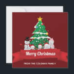 Cartes Pour Fêtes Annuelles Joyeux Noël Snowman Famille mignonne Custom<br><div class="desc">Cette jolie carte de Noël présente une adorable famille de bonhomme de neige qui dessine devant un magnifique sapin de Noël. La bannière rouge festive est customisée de votre propre texte et le dos peut être personnalisé avec votre propre salutation de vacances pour Noël.</div>