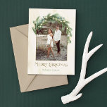Cartes Pour Fêtes Annuelles Joyeux Noël vert Arc cadre photo<br><div class="desc">Cette élégante carte de vacances dispose d'un cadre d'arche unique pour votre photo avec des verdure de pin de vacances, des eucalyptus verdure et des lampes de fées à cordes en cascade pour accentuer votre image. Inclut le texte "Joyeux Noël" couleur bronze avec un libellé qui peut être customisé et...</div>