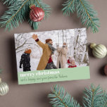 Cartes Pour Fêtes Annuelles Joyeux Noël vert moderne photo large<br><div class="desc">Carte de Noël personnalisée avec une photo large. Une bordure verte au bas de la carte de vacances avec joyeux noël écrit en lettres blanches croustillantes mais élégantes,  et un salut de vacances en caractères vert foncé.</div>