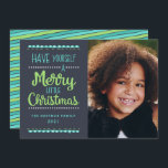 Cartes Pour Fêtes Annuelles Joyeux petit Noël mignon Lime photo<br><div class="desc">Envoyez une bonne fête de Noël avec ces cartes photos colorés et modernes ! Ils présentent une typographie élégante et mignonne, en lisant "Ayez un Joyeux Petit Noël" en vert citron et en aqua sur un arrière - plan bleu marine foncé. Le dos de la carte contient un motif de...</div>