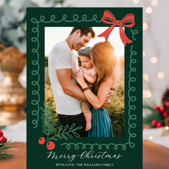 Cartes Pour Fêtes Annuelles Joyeux rouge et vert tiré à la main (Red and green holiday card with hand drawn spiral border, holly, berries, bow, and “Merry Christmas")