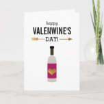 Cartes Pour Fêtes Annuelles Joyeux Valenwine's Day avec bouteille de vin<br><div class="desc">Cette carte amusante est parfaite pour tous vos amis qui aiment le vin autant que vous. Il renomme la fête en quelque chose de plus approprié, "happy ValenWine's Day", et il y a une bouteille de vin montrée avec un petit coeur d'or glamour et une flèche. (Toutefois, vous pouvez utiliser...</div>
