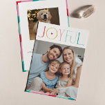 Cartes Pour Fêtes Annuelles JOYFUL FAMILLE PHOTO moderne serif typographie cou<br><div class="desc">par kat massard >>> WWW.SIMPLYSWEETPAPERIE.COM <<< Un design de carte élégant avec la citation "JOYFUL" avec un style de script élégant combiné à la typographie serif, et couleur simple sur le côté arrière, vous donnant l'occasion d'écrire à la main un message personnel. Avec une photo en forme de carré à...</div>
