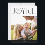 Cartes Pour Fêtes Annuelles JOYFUL FAMILLE PHOTO moderne simple élégant noir<br><div class="desc">par kat massard >>> WWW.SIMPLYSWEETPAPERIE.COM <<< Un design de carte élégant avec la citation "JOYFUL" avec un style de script élégant combiné à la typographie serif, et couleur simple sur le côté arrière, vous donnant l'occasion d'écrire à la main un message personnel. Avec une photo en forme de carré à...</div>