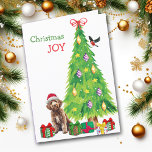 Cartes Pour Fêtes Annuelles Labradoodle Chien, Oiseau et Arbre de Noël<br><div class="desc">Sur le devant de cette carte de Noël, un mignon chien Labradoodle porte un casquette de Père Noël rouge et blanc assis à côté d'un arbre de Noël. Des emballages de cadeaux aux couleurs vives sont éparpillés, et un bullfinch débarque sur le sapin de Noël. Le texte rouge et vert...</div>