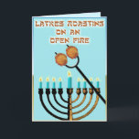 Cartes Pour Fêtes Annuelles Latkes torréfaction sur un feu ouvert...<br><div class="desc">Une lecture amusante de la chanson classique de Noël. Les latkes,  ces savoureuses crêpes de pommes de terre,  sont torréfiés sur le "feu ouvert" de la menorah Hanoukka. L'intérieur dit "Got Sour Cream ?",  l'accompagnement parfait à côté de la sauce pomme.</div>