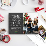 Cartes Pour Fêtes Annuelles Le Temps le plus Merveilleux Rustic Chalkboard Pho<br><div class="desc">Le design des cartes photos de vacances présente un style rustique vintage avec une typographie mixte "C'est le plus beau moment de l'année",  un accent de verdure de Noël et un arrière - plan en damier noir à l'aspect texturé.</div>