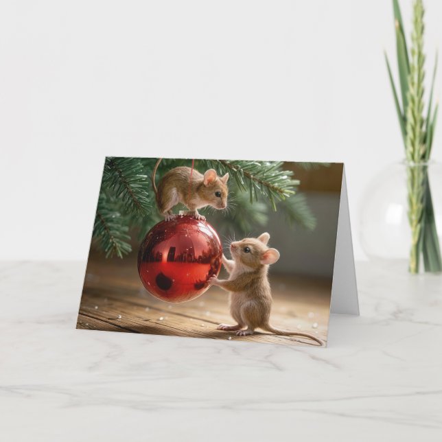 Cartes Pour Fêtes Annuelles Les souris jouent avec un ornement de Noël (Devant)