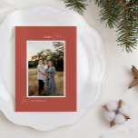 Cartes Pour Fêtes Annuelles Lettre minimaliste Boho Rétro en terre cuite et ph<br><div class="desc">Cette conception minimaliste de la lettre et de la carte de vacances en bois de Terracotta Retro Boho présente un décor doux et chaleureux de rouge muet avec un élégant appariement de typographie simple et de script délicat offrant des Bonnes Fêtes de "Joyeux Noël" ou "Joyeux et brillant". Ce charmant...</div>