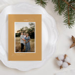 Cartes Pour Fêtes Annuelles Lettre minimaliste or retro Boho et photo<br><div class="desc">Ce design minimaliste Boho Gold Retro et Carte de Vacances photo présente un décor doux et chaleureux d'or moutarde muet avec un élégant appariement de typographie simple et d'écriture délicate offrant des Bonnes Fêtes de "Joyeux Noël". Ce charmant style minimaliste est une esthétique parfaitement polie pour que vos proches puissent...</div>