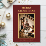 Cartes Pour Fêtes Annuelles Lettre rouge de Noël minimaliste et photo<br><div class="desc">Cette lettre rouge minimaliste de Noël et cette carte de vacances avec photo présente un design moderne et minimaliste, à la fois élégant et simple. Que vous préfériez un style classique, traditionnel ou plus contemporain, avec typographie or sur un arrière - plan rouge, vous trouverez la carte parfaite pour célébrer...</div>