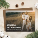 Cartes Pour Fêtes Annuelles Loi normale Funny Photo de Noël de famille<br><div class="desc">Apportez l'humour à la saison des fêtes avec ce "Act Normal... Ils regardent !" drôle de carte de Noël familiale. Avec une photo de famille franche, dans un paysage rustique, cette carte allie humour et chaleur. Son design minimaliste et élégant capte l'essence de moments de famille insouciants, ce qui en...</div>