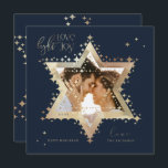 Cartes Pour Fêtes Annuelles Love Joy Light Elegant Gold Star de David Photo<br><div class="desc">Elégante Hanoukka star de David photo Hanoukka carte avec un design élégant de typographie "Love Joy Light" en faux or. Des étoiles dorées brillantes créent l'étoile de David avec un espace réservé photo placé dans l'étoile de David. L'envers est orné d'une élégante étoile scintillante étoilée de design David. Oeuvre de...</div>