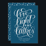 Cartes Pour Fêtes Annuelles Love Light et Latkes Hanoukka<br><div class="desc">Cette carte de vacances festive à plat comprend l'expression "lumière d'amour et loquets",  indiquée à la main en écriture. Le dos de la carte a un motif de coordination mais peut aussi être utilisé pour ajouter une photo ou un message personnel.</div>