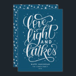 Cartes Pour Fêtes Annuelles Love Light et Latkes Hanoukka<br><div class="desc">Cette carte de vacances festive à plat comprend l'expression "lumière d'amour et loquets",  indiquée à la main en écriture. Le dos de la carte a un motif de coordination mais peut aussi être utilisé pour ajouter une photo ou un message personnel.</div>