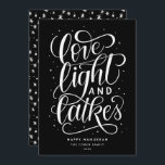 Cartes Pour Fêtes Annuelles Love Light et Latkes sur Black Hanoukka<br><div class="desc">Cette carte Hanoukka à plat festif présente une palette de couleurs noir et blanc ainsi que l'expression manuscrite "love light and latkes" écrite en script. Le dos de la carte a un motif de coordination mais peut aussi être utilisé pour ajouter une photo ou un message personnel.</div>