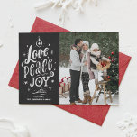 Cartes Pour Fêtes Annuelles Love Peace and Joy Chalkboard Christmas Photo<br><div class="desc">Amour, Paix et Joie. Envoyez vos voeux de vacances à votre famille et à vos amis avec cette carte de vacances personnalisable. Il dispose de lettrage rustique à la main et d'un arrière - plan de tableau de bord imitation. Cette carte photo de Noël en tableau noir est disponible dans...</div>