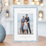 Cartes Pour Fêtes Annuelles Lumières d'hiver | Hanoukka photo verticale modern<br><div class="desc">Partagez vos salutations de vacances avec ces cartes photos Hanoukka modernes et élégants avec votre ensemble photo préféré sur un arrière - plan de flocons de neige et branches d'hiver en blanc sur bleu pâle glacé. Une zone de message modifiable vous permet de customiser votre Chanukah ou votre salutation de...</div>