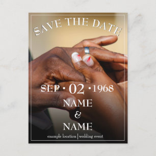 Cartes Pour Fêtes Annuelles Mains d'un couple de couleur lors d'un mariage qui
