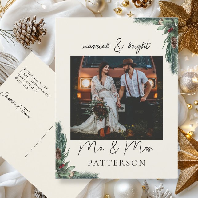 Cartes Pour Fêtes Annuelles Marié et brillant Kundenspezifische Foto (Married & Bright Kundenspezifische, beige-grün, minimal, rustikal, Weihnachts-Foto-Karte.)