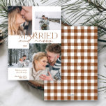 Cartes Pour Fêtes Annuelles Marié et Joyeux Plaid 4 Photo Newborn<br><div class="desc">Célébrez votre première saison de vacances comme de jeunes mariés avec cette carte de vacances Marié et Joyeux Plaid 4 Photo Newlysée qui raconte merveilleusement votre histoire d'amour. Ce design rayonne de chaleur et d'élégance, mêlant un charme rustique et confortable à une sophistication intemporelle. Chaque photo donne l'impression d'un aperçu...</div>