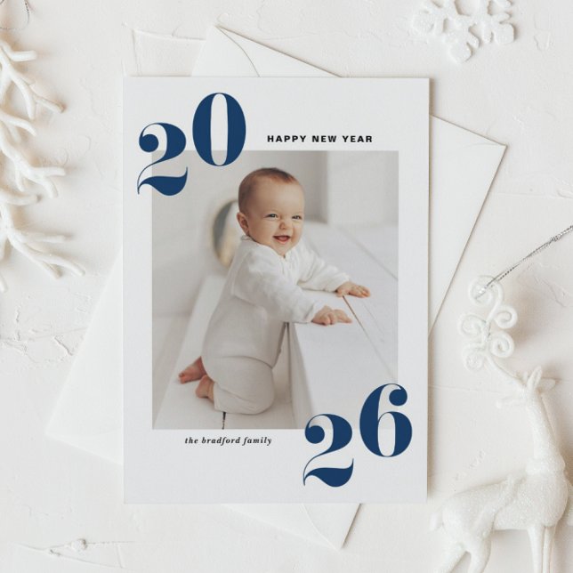 Cartes Pour Fêtes Annuelles Marine Blue Bold Typographie 2025 Nouvel An Photo (Customizable photo Happy New Year card featuring 2026 in navy blue retro bold typography.)