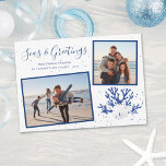 Cartes Pour Fêtes Annuelles Marine Seas & Salutations Beach Noël 2 Photo<br><div class="desc">Cette carte de Noël inspirée de la plage comprend deux photos encadrées,  un dollar de sable blanc et 2 étoiles de mer blanches sur corail de parties scintillant bleu marine,  et "Seas & Greming" dans une police manuscrite tendance.</div>